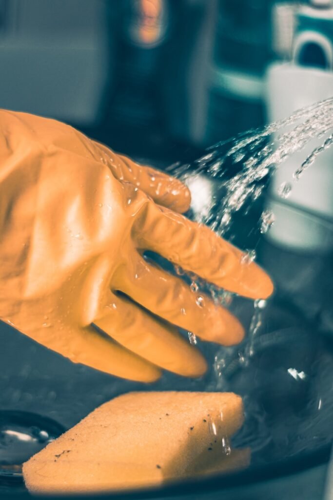 Contactar con Limpieza Sandoval - person in yellow shirt pouring water on clear glass